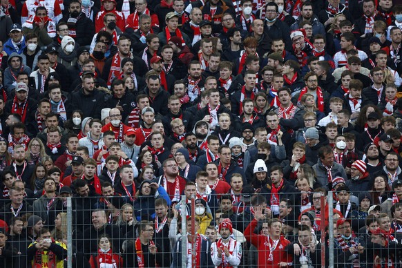 Die Fans im Kölner Stadion gegen Gladbach. Trotz Maskenpflicht wird kaum eine Maske getragen.