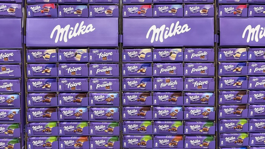 Eine Palette Milka Schokolade in einem Supermarkt. // 06.04.2022: DEU, Deutschland, Baden-W