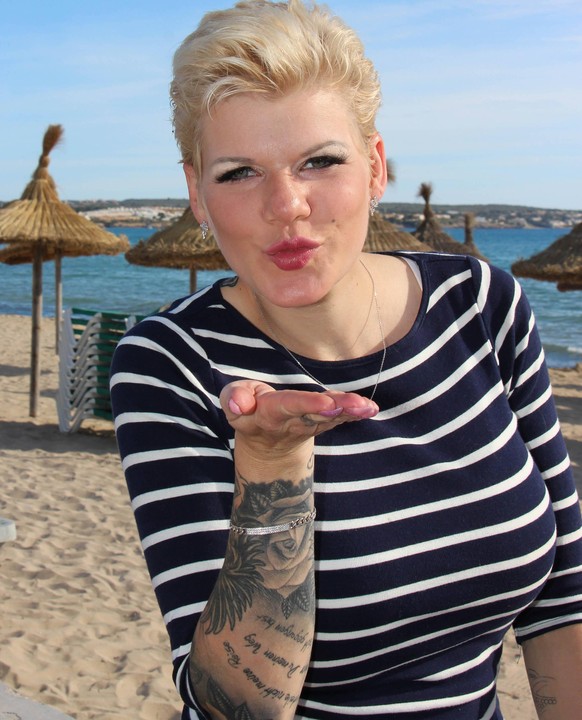 Melanie Müller Schwanger im 5 Monat allein an ihrem Grillmeister-Bratwurststand am Ballermann in Palma auf der Insel Mallorca in Spanien und an der Strandpromenade. *** Melanie Müller Pregnant in 5 Mo ...