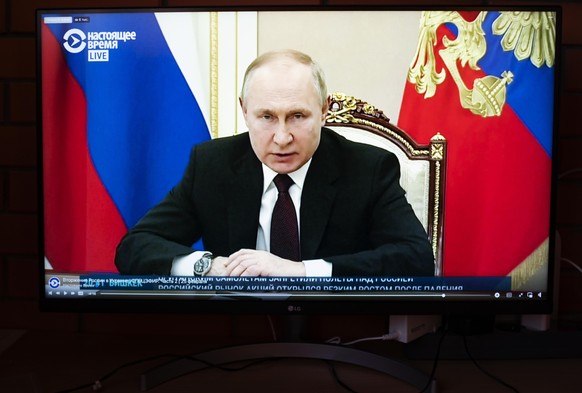 Im russischen Fernsehen verbreitet Präsident Putin Lügen über den Krieg in der Ukraine. 