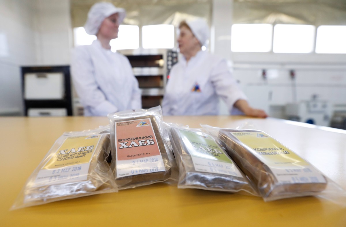 MOSCOW, RUSSIA - APRIL 5, 2018: Enriched bread for cosmonauts baked at a bakery of the Russian Scientific Research Institute of the Baking Industry. Artyom Geodakyan/TASS PUBLICATIONxINxGERxAUTxONLY T ...