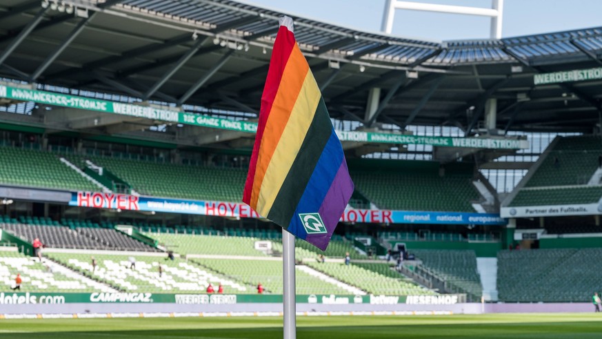Die Profi-Klubs näherten sich dem Thema in den vergangenen Jahren vorsichtig an: Wie hier mit Regenbogen-Eckfahnen bei einem Spiel von Werder Bremen. 
