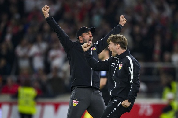 22.09.2023, Baden-Württemberg, Stuttgart: Fußball: Bundesliga, VfB Stuttgart - Darmstadt 98, 5. Spieltag, MHPArena. Stuttgarts Trainer Sebastian Hoeneß (l) jubelt nach dem Tor zum 3:1 mit Co-Trainer D ...