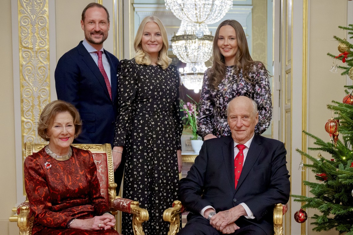 Norway&#039;s King Harald, front right, and Queen Sonja, front left, Crown Prince Haakon, rear left, Crown Princess Mette-Marit, rear center, and Princess Ingrid Alexandra, rear right, pose for the 20 ...