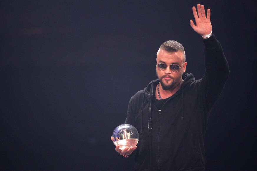 Donnerstag 04.12.2014, die 15. Einslive Krone Verleihung 2014 in Bochum, KOLLEGAH mit der Eins Live Krone DeFodi02001003740

Thursday 04 12 2014 the 15 One Live Crown award Ceremony 2014 in Bochum w ...