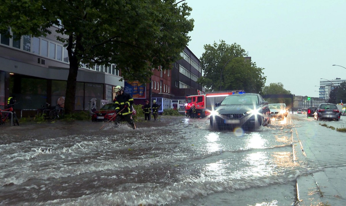 27.06.2024, Hamburg: Autos fahren über eine durch Starkregen überflutete Straße in Hamburg Barmbek. Foto: Steven Hutchings/TNN/dpa - ACHTUNG: Kennzeichen wurde(n) aus rechtlichen Gründen gepixelt +++  ...