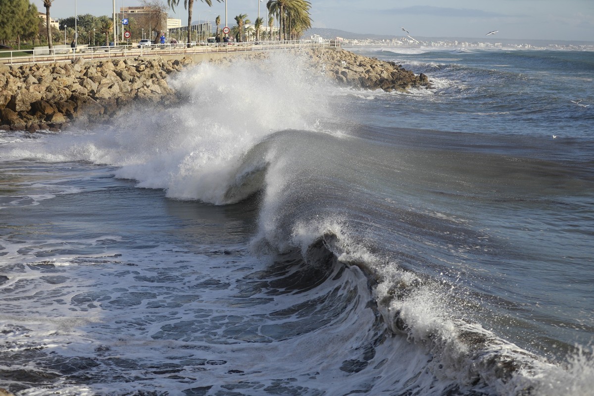 17.01.2023, Spanien, Palma: Wellen sind von der Promenade in Palma auf Mallorca aus zu sehen. Starke Winde und Regenfälle sorgen derzeit für ungemütliches Wetter auf der beliebten Urlaubsinsel. Foto: ...