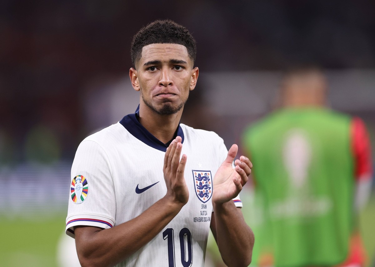 Sport Bilder des Tages Berlin, Germany, 14th July 2024. Jude Bellingham of England applauds the fans during the UEFA European Championships final match at Olympiastadion, Berlin. Picture credit should ...