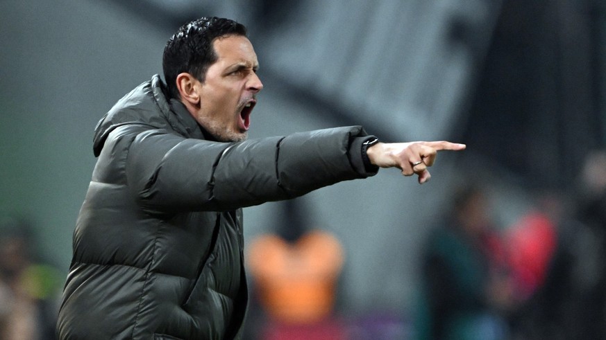 08.02.2025, Nordrhein-Westfalen, Mönchengladbach: Fußball: Bundesliga, Borussia Mönchengladbach - Eintracht Frankfurt, 21. Spieltag, Stadion im Borussia-Park, Frankfurts Trainer Dino Toppmöller gibt A ...