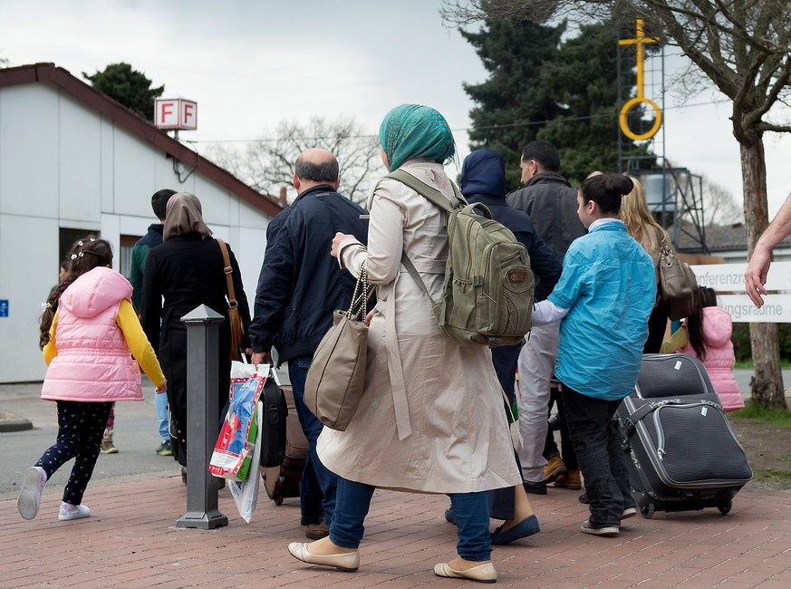 ARCHIV - 04.04.2016, Niedersachsen, Friedland: Flüchtlinge kommen in das Grenzdurchgangslager Friedland. (zu dpa «Sachsen-Anhalt nimmt mehr Asylbewerber auf») Foto: Swen Pförtner/dpa +++ dpa-Bildfunk  ...