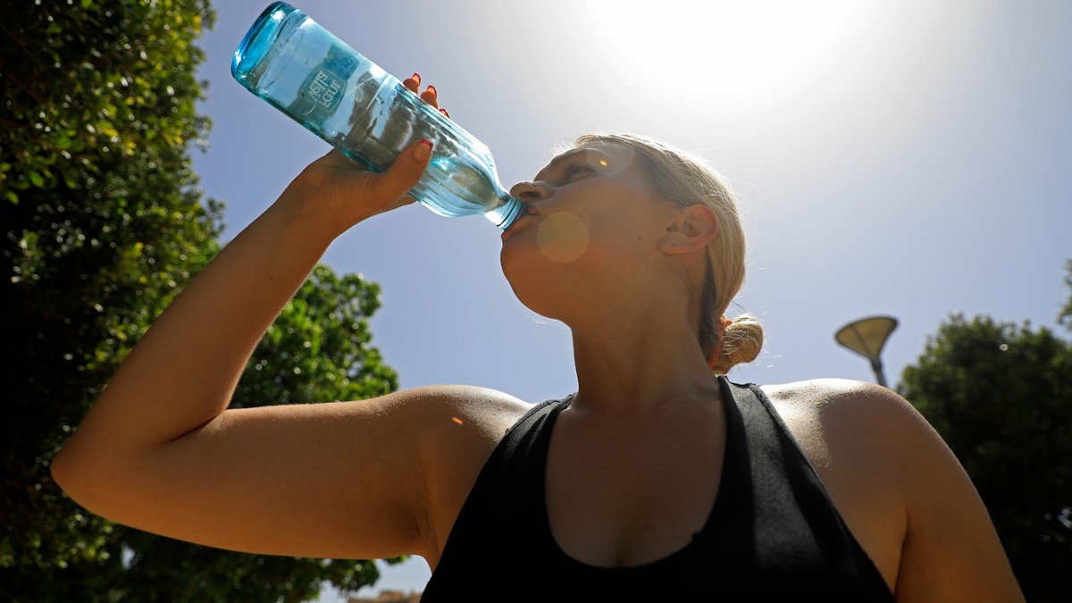 ARCHIV - 31.07.2024, Spanien, Palma: Mayra trinkt Wasser während einer Hitzewelle im Sommer. (zu dpa: «Hitze macht jedem Vierten zu schaffen») Foto: Clara Margais/dpa +++ dpa-Bildfunk +++