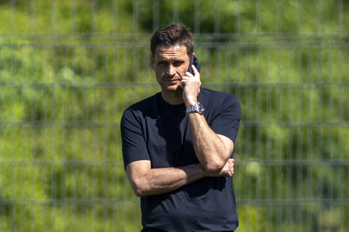 Fußball: öffentliches Training von Borussia Dortmund am 14.05.24, Saison 2023/2024 auf dem Trainingsgelände in Brackel. Dortmunds Sportdirektor Sebastian Kehl telefoniert mit seinem Handy. *** Soccer ...