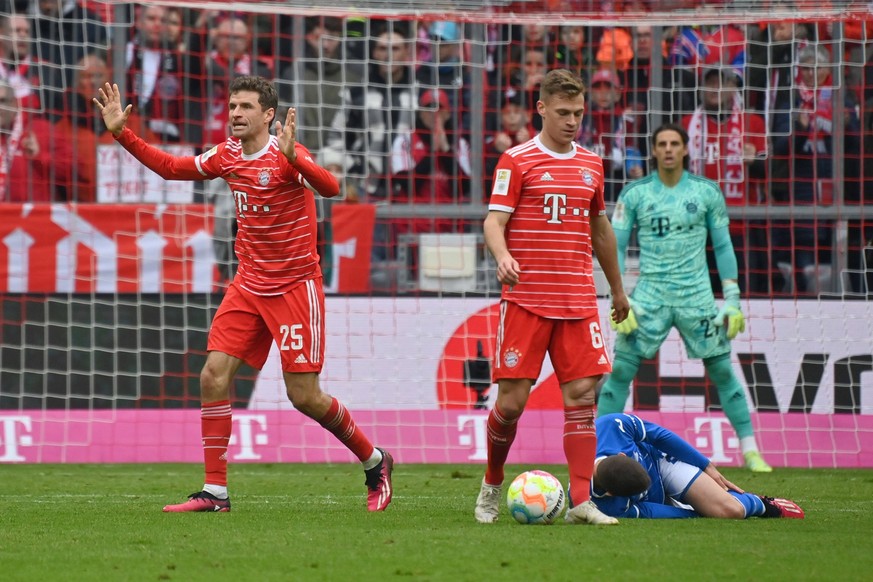 Thomas MUELLER MÜLLER,Bayern Muenchen reklamiert nach vermeintlichem Foul an Andrej KRAMARIC 1899 Hoffenheim-am Biden Joshua KIMMICH Bayern Muenchen. Fussball 1. Bundesliga Saison 2022/2023, 28.Spielt ...