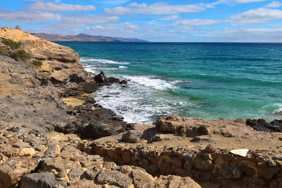 Costa Calma ist ein Ort auf der Kanarischen Insel Fuerteventura, Spanien. Er liegt am Beginn der Halbinsel Jandia, die den südlichen Teil von Fuerte einnimmt. Angesichts der weitläufigen Strände und d ...