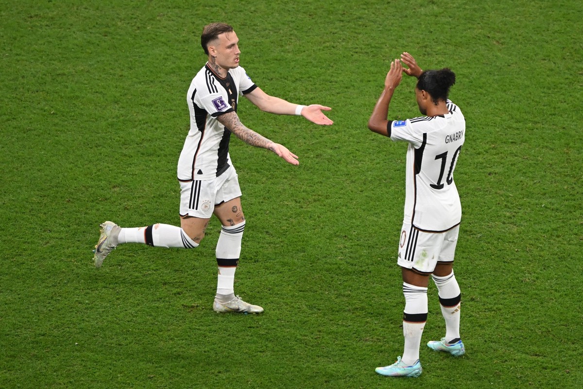 01.12.2022, Katar, Al-Chaur: Fußball, WM 2022 in Katar, Costa Rica - Deutschland, Vorrunde, Gruppe E, Spieltag 3, im Al-Bait Stadion, Deutschlands Serge Gnabry jubelt nach seinem Treffer zum 0-1 mit D ...