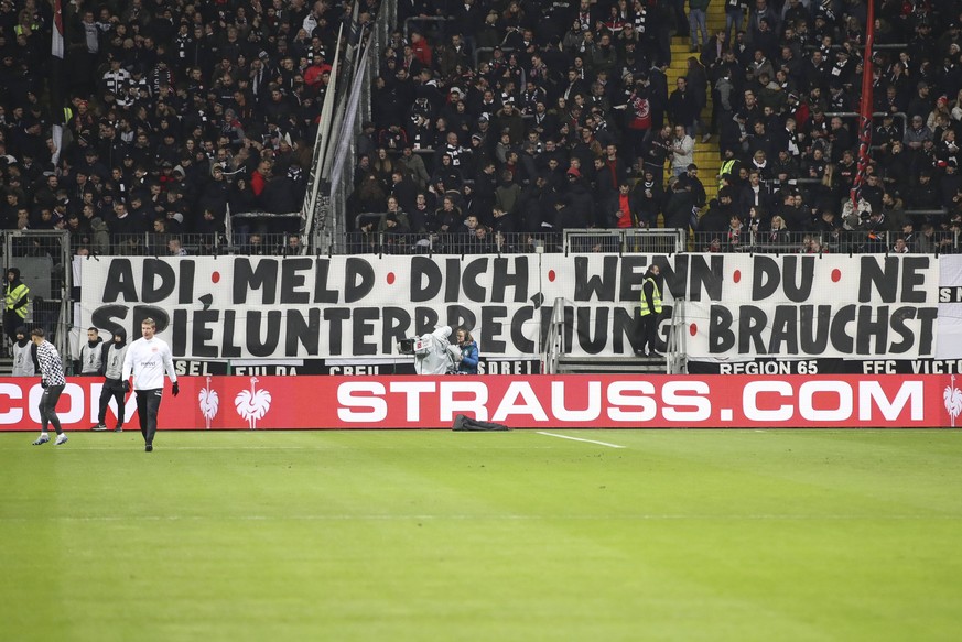 Zahlreiche User in den sozialen Netzwerken lachen über dieses Banner der Eintracht-Fans.