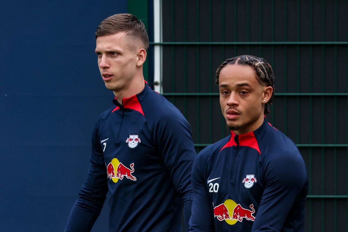 12.02.2024, Sachsen, Leipzig: Fußball: Champions League, vor dem Achtelfinal-Hinspiel RB Leipzig - Real Madrid. Leipzigs Spieler Dani Olmo (l) und Xavi Simons kommen zum Abschlusstraining. Foto: Jan W ...