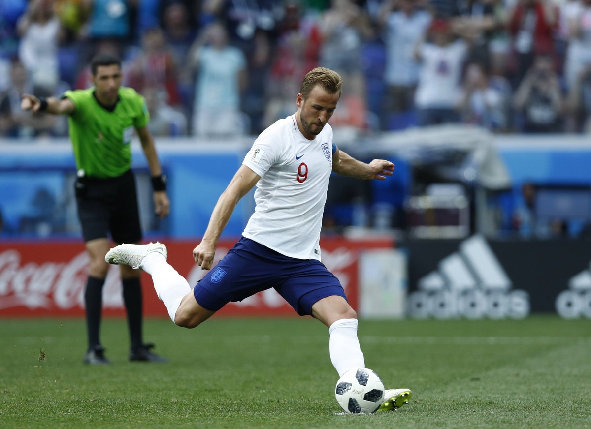 June 24, 2018 - Nizhny Novgorod, Russia - Group G England v Panama - FIFA World Cup WM Weltmeisterschaft Fussball Russia 2018.Harry Kane (England) scores the free-kick at Nizhny Novgorod Stadium, Russ ...