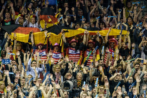 Deutschland vs Serbien, Handball Weltmeisterschaft 2019, 17.01.2019 Fans der deutschen Nationalmannschaft bei der La Ola mit Fahne beim Spiel zwischen Deutschland und Serbien bei der Handball Weltmeis ...