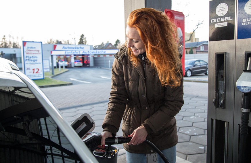 ILLUSTRATION - Eine Frau betankt am 12.01.2017 an einer Tankstelle in Hamburg ihr Auto mit Diesel-Kraftstoff (gestellte Szene). Foto: Christin Klose || Modellfreigabe vorhanden
