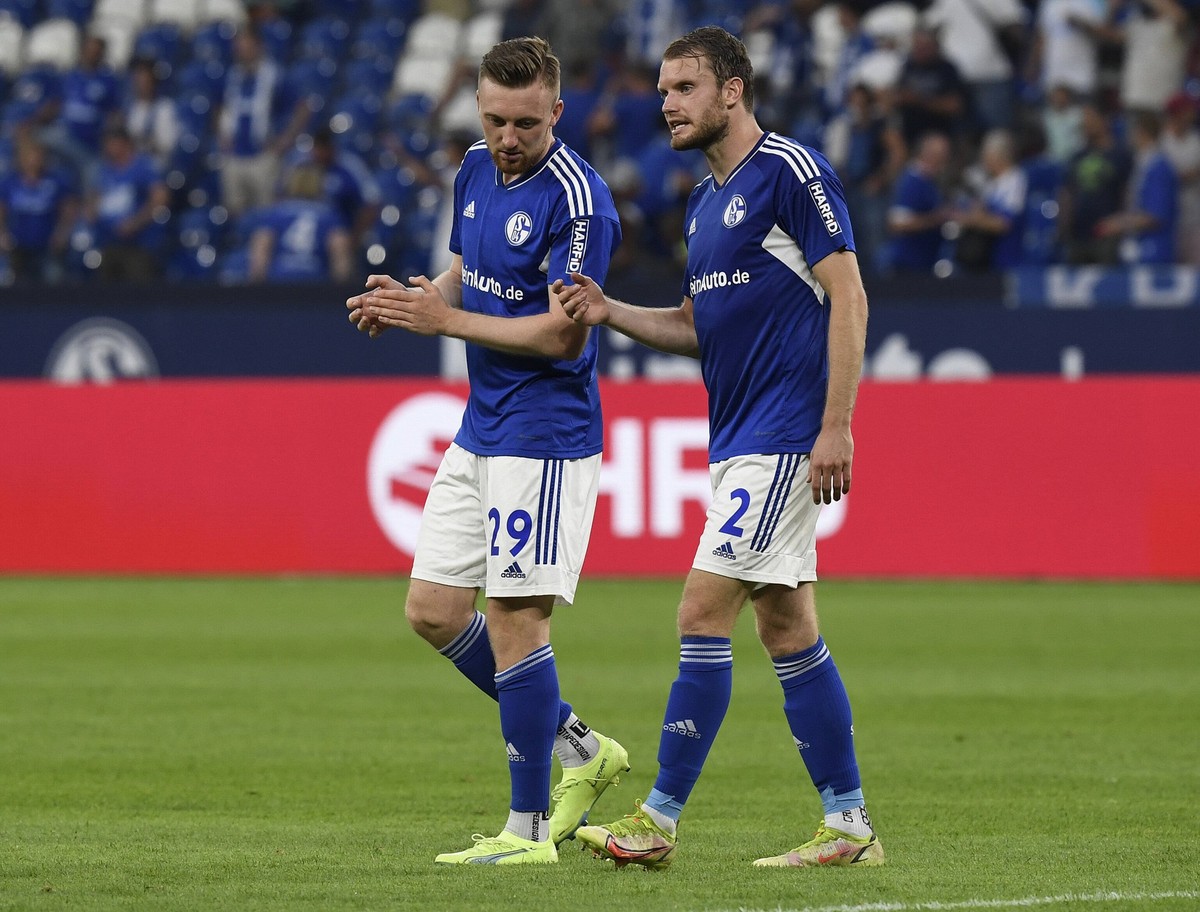 13.08.2022, Gelsenkirchen, Germany, Veltins-Arena, FC Schalke 04 vs Borussia Moenchengladbach - 1. Bundesliga, Tobias Mohr FC Schalke 04 und Thomas Ouwejan FC Schalke 04 spricht mit Foto Ralf Treese D ...
