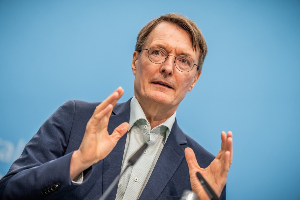 ARCHIV - 17.07.2024, Berlin: Karl Lauterbach (SPD), Bundesminister für Gesundheit, nimmt an einer Presskonferenz zur Reform der Notfallversorgung teil. (zu dpa: «Lauterbach: Mpox für Bevölkerung momen ...