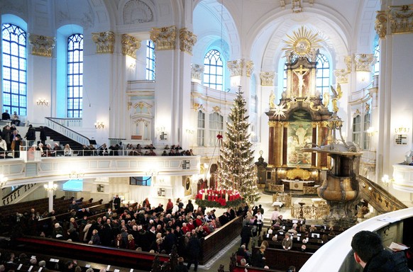 ARCHIV - 24.12.2009, Hamburg: Zahlreiche Menschen nehmen im Michel am Weihnachtsgottesdienst teil. Trotz der Energiekrise m�ssen die Menschen beim Gottesdienst im Michel auch in diesem Jahr nicht frie ...