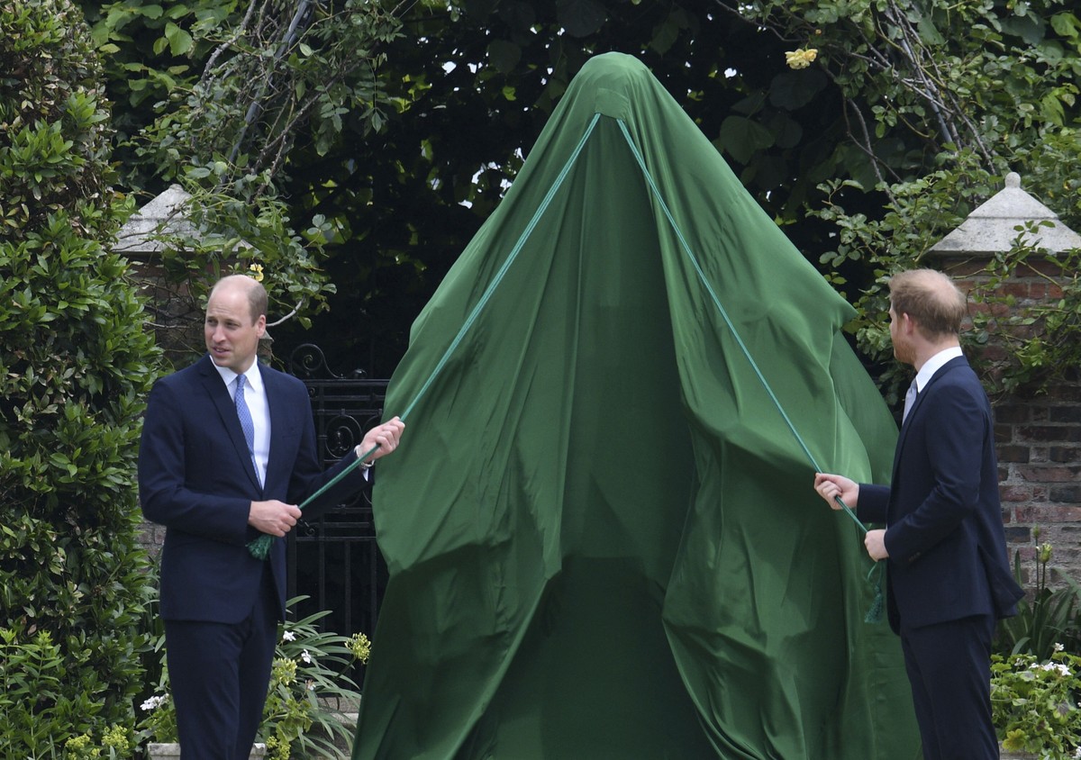 Britain&#039;s Prince William, left and Prince Harry unveil a statue they commissioned of their mother Princess Diana, on what woud have been her 60th birthday, in the Sunken Garden at Kensington Pala ...