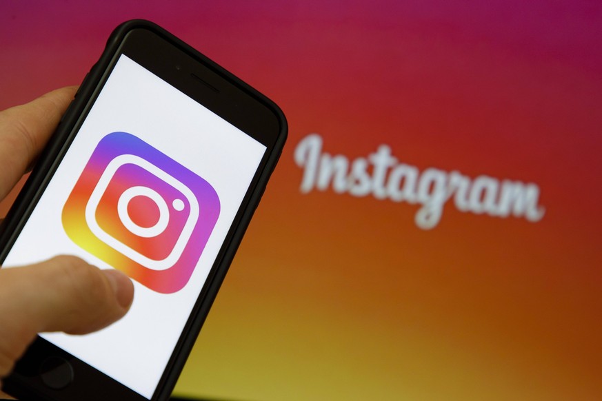 Das Logo von instagram wird auf einem Smartphone angezeigt. Berlin, 04.10.2018. Berlin Deutschland *** The logo of instagram is displayed on a smartphone Berlin 04 10 2018 Berlin Germany PUBLICATIONxI ...