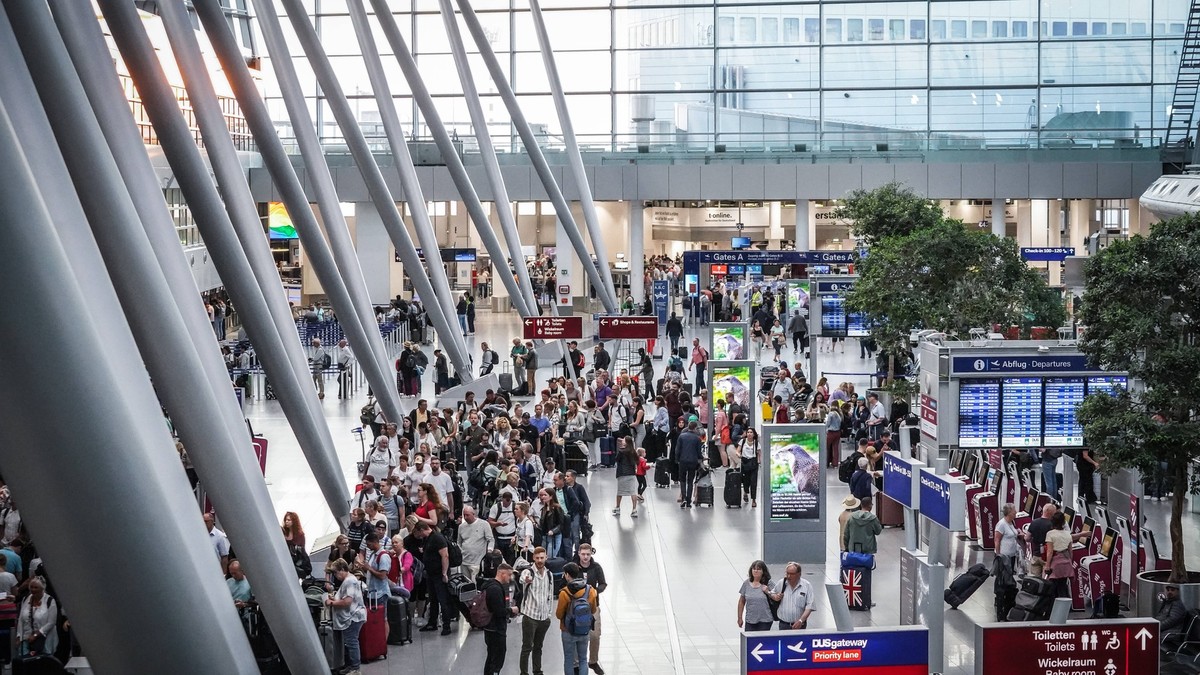 Airport Düsseldorf, Nordrhein Westfalen, Deutschland Europa - Impressionen am Flughafen - Warteschlangen am Check-In im Terminal und genervte Urlauber Symbolbild: Gepäckabgabe, Flugsteig, Flugzeug, Ab ...