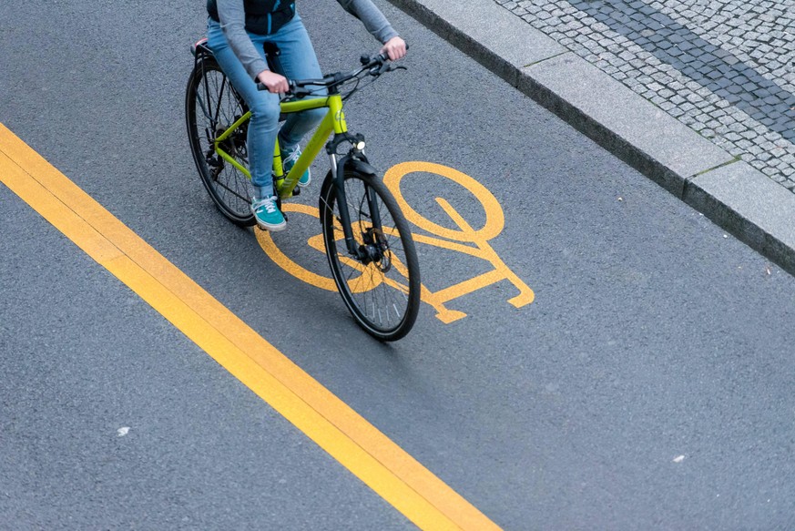 Berlin, Feature Fahrradweg Deutschland, Berlin - 28.09.2020: Im Bild ist eine Radfahrerin auf dem temporären Radweg in einem Teil der Friedrichstraße zu sehen. Berlin Berlin Deutschland *** Berlin, Fe ...