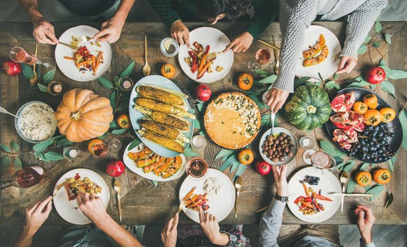 Der abendliche Weihnachtsschmaus geht auch nachhaltig: mit veganen Fleisch-Ersatz-Produkten oder einfach mal wieder mit viel Gemüse.