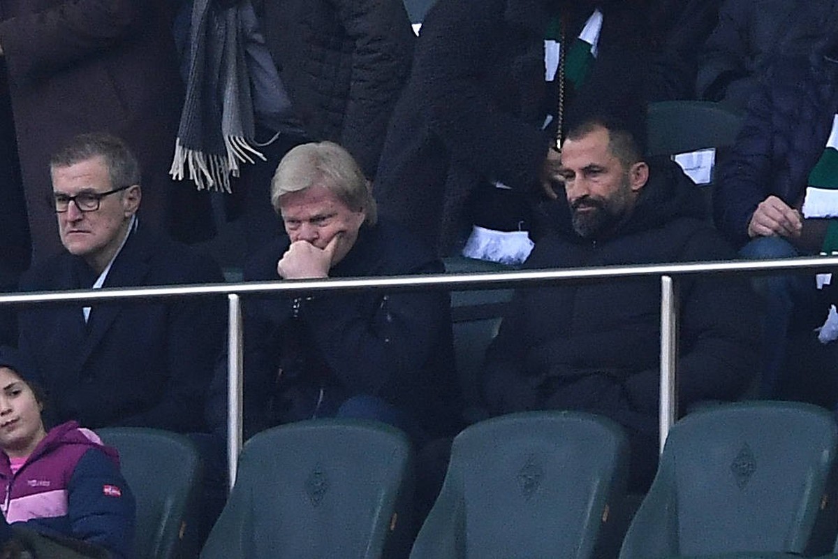Fußball 1. Bundesliga 21. Spieltag Borussia Mönchengladbach - FC Bayern München am 18.02.2023 im Borussia-Park in Mönchengladbach Oliver Kahn Vorstandsvorsitzender München , Hasan Brazzo Salihamidzic  ...