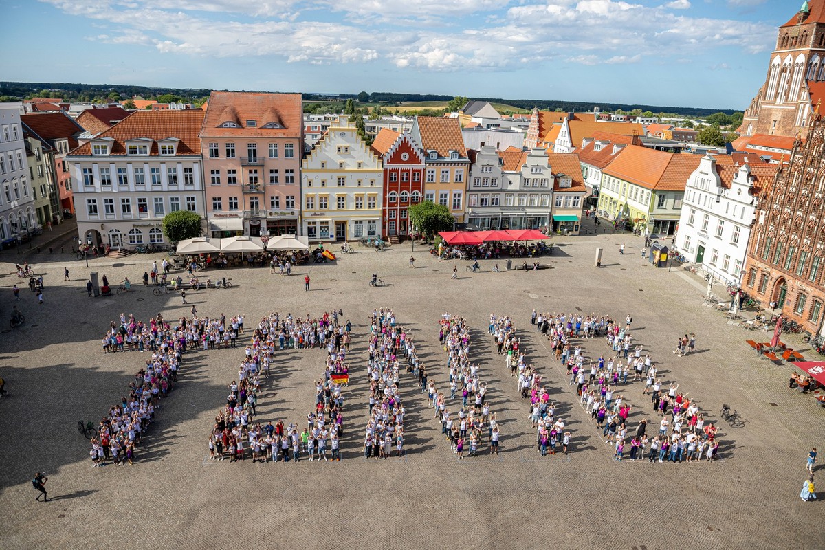 550 Menschen bilden eine Toni 8 zur Ehrung des Ausnahmespielers, der in der Hansestadt Greifswald geboren wurde. GER, Hansestadt Greifsald, Toni Kroos, Ehrung, HGW, Marktplatz, Fans, Fussball *** 550  ...