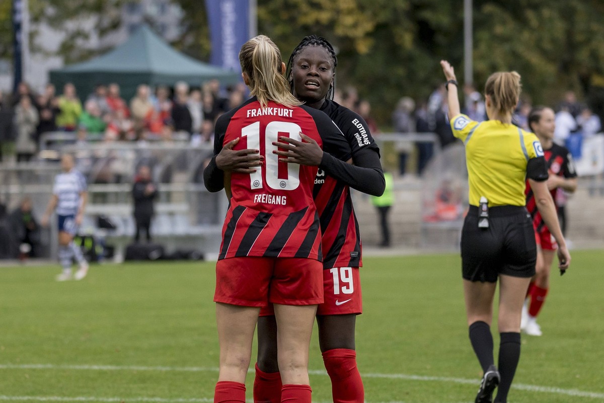Google Pixel Frauen Bundesliga: Eintracht Frankfurt - MSV Duisburg, Stadion am Brentanobad, Frankfurt, 22.10.2023 Laura Freigang Eintracht Frankfurt 10 &amp; Nicole Anyomi Eintracht Frankfurt 19, Eint ...