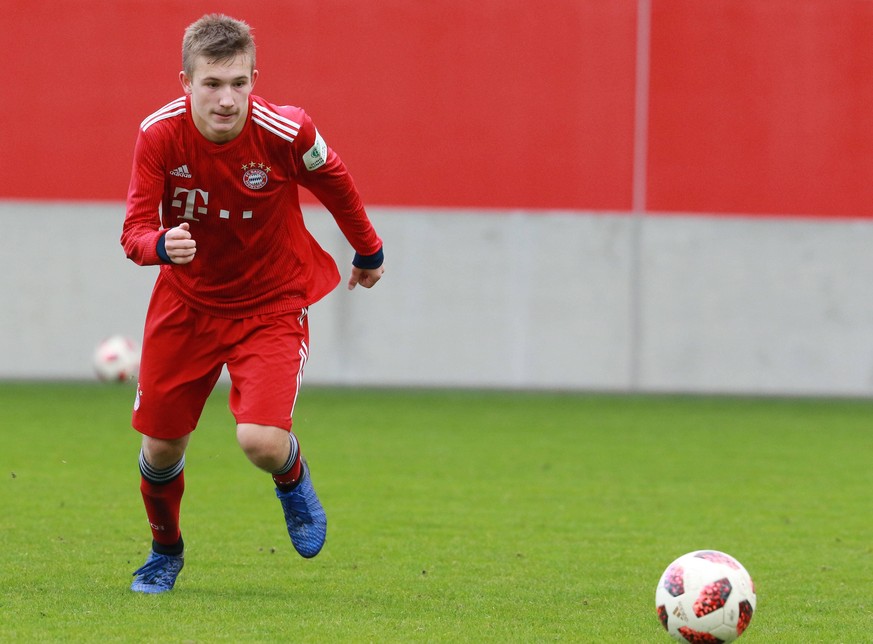 Torben Rhein (FC Bayern, BJ) am Ball / Fussball / A-Junioren Bundesliga / 01.12.2018 / FC Bayern (BJ) - SpVgg Unterhaching (BJ) / DFL and DFB regulations prohibit any use of photographs as image seque ...