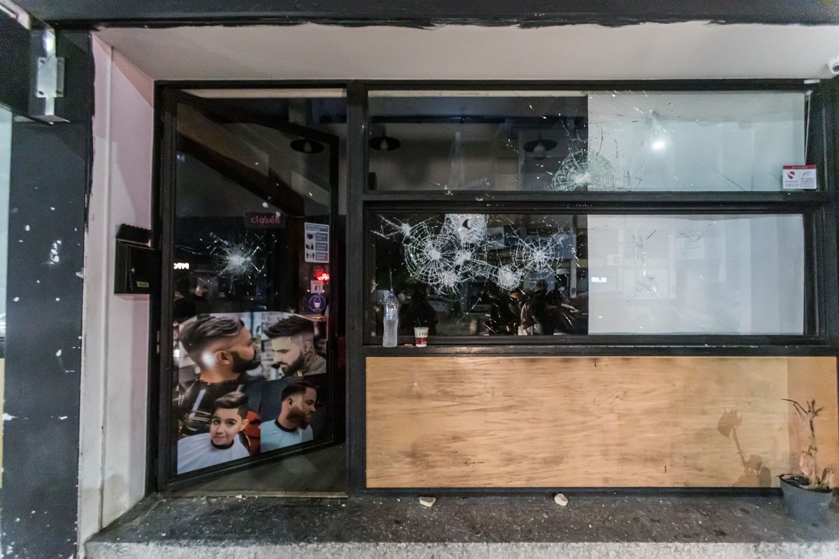 02.09.2023, Zypern, Limassol: Die Fensterscheibe eines Gesch�fts ist zerbrochen. Nach einer Demonstration gegen Fl�chtlinge und Migranten hat es am Freitagabend in der zyprischen Hafenstadt Limassol s ...