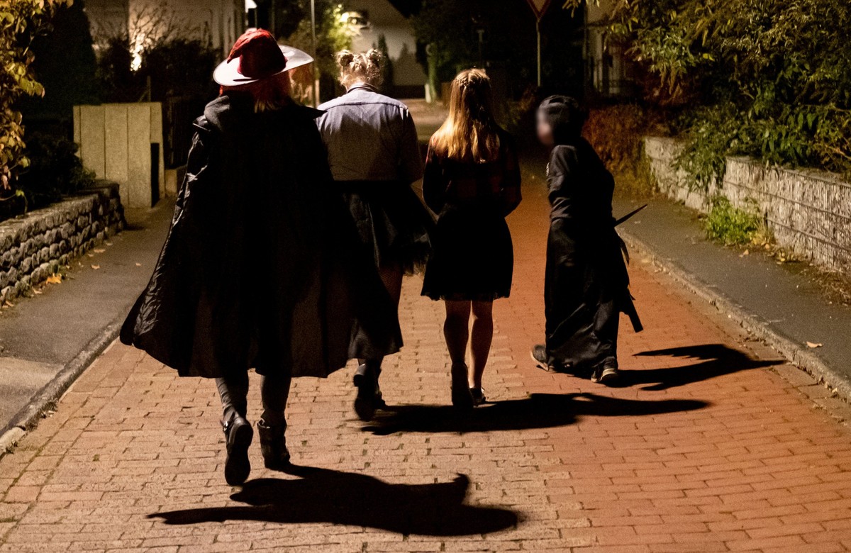 ARCHIV - 31.10.2019, Niedersachsen, Hannover: Gruselig kost�miert gehen Kinder und Jugendliche an Halloween durch die Stra�en und klingeln an Haust�ren. Zu Halloween ziehen Gespenster, Hexen und Vampi ...