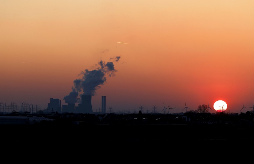 Das Kohlekraftwerk Niederaußem und umliegende Stromleitungen zeichnen sich gegen die untergehende Sonne ab. Aus Sicht von Brandenburgs Ministerpräsident Dietmar Woidke (SPD) muss nach dem Angriff Russ ...