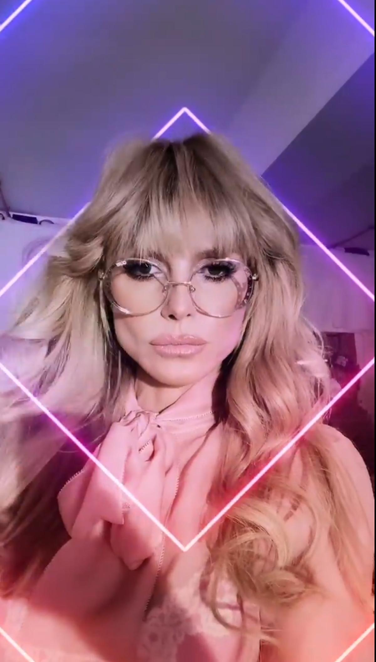 Heidi verkleidet sich mit Brille als Sekretärin.
