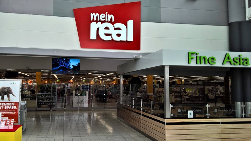 Mein Real - Supermarkt bzw Warenhaus im Halle Center, Sachsen-Anhalt *** My Real supermarket or department store in Halle Center, Saxony-Anhalt