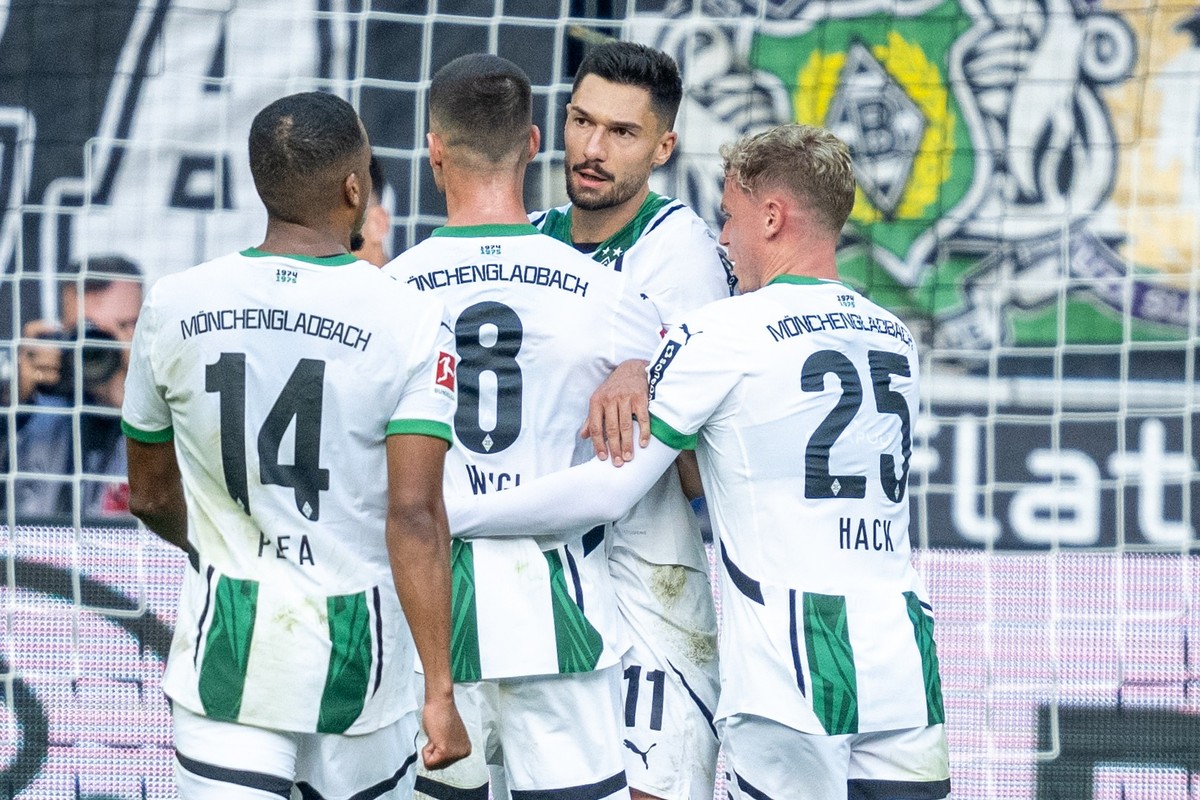 dpatopbilder - 19.10.2024, Nordrhein-Westfalen, Mönchengladbach: Fußball: Bundesliga, Borussia Mönchengladbach - 1. FC Heidenheim, 7. Spieltag, Stadion im Borussia-Park. Gladbachs Alassane Plea (l-r), ...