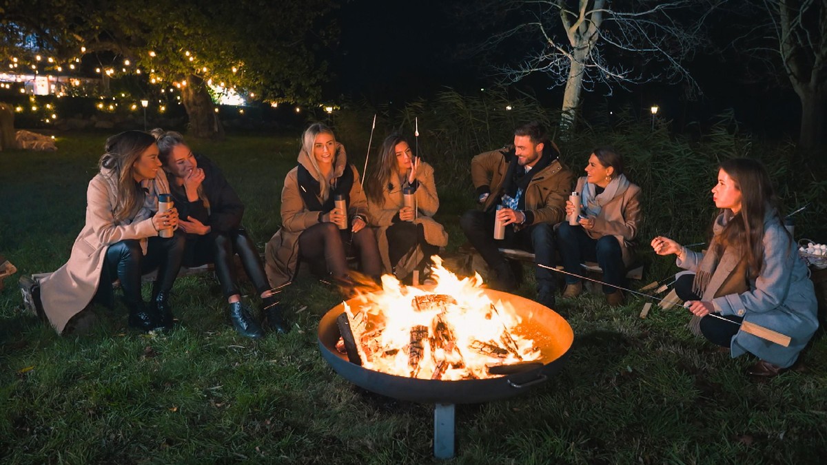 v.l.: Karina, Mimi, Laura, Michèle, Niko, Anna und Esther beim Gruppendate
Die Verwendung des sendungsbezogenen Materials ist nur mit dem Hinweis und Verlinkung auf TVNOW gestattet.