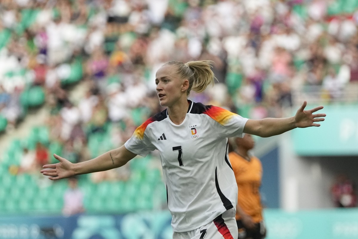 31.07.2024, Frankreich, St. Etienne: Olympia, Fußball, Frauen, Sambia - Deutschland, Vorrunde, Gruppe B, 3. Spieltag im Geoffroy-Guichard-Stadion, Deutschlands Lea Schüller jubelt nach dem Führungstor ...
