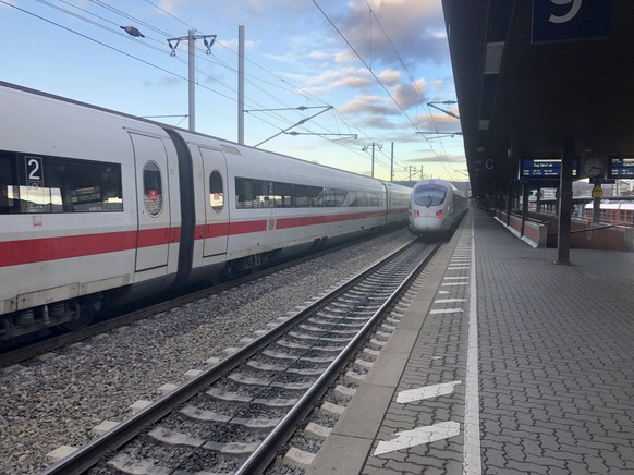 Szenen auf einem Bahnhof in Deutschland. Die Deutsche Bahn