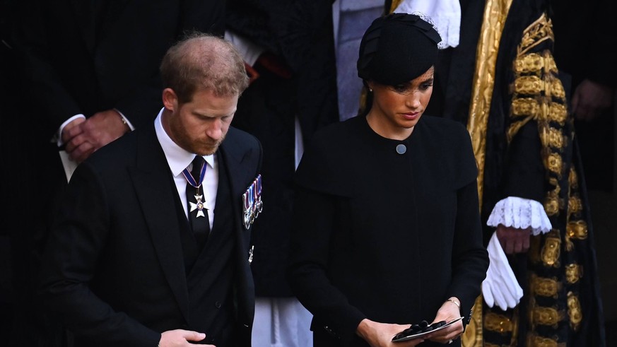 Harry und Meghan zeigten sich in tiefer Trauer bei der Beerdigung von der Queen.