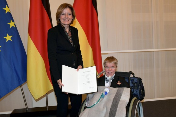Im letzten Jahr wurde Benni Over von Ministerpräsidentin Malu Dreyer für sein Engagement für den Regenwald- und Klimaschutz mit dem Verdienstorden des Landes Rheinland-Pfalz ausgezeichnet.
