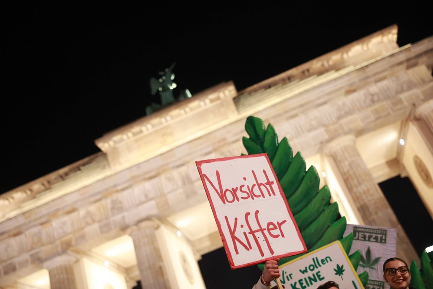 RECORD DATE NOT STATED Eine Demonstration zur Legalisierung von Cannabis unter dem Motto Cannabis Normal am 01. April 2024 am Brandenburger Tor in Berlin. Ab dem 1. April ist der Konsum und Anbau in k ...