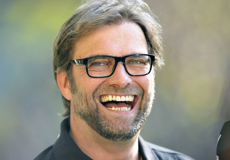 Ein Jahr später gönnte sich Klopp eine Haartransplantation. Hat sich gelohnt, die vormals hohe Stirn wanderte wieder etwas tiefer. Die neue, sehr markante Brille mit Rand verleiht seinem Gesicht noch mehr Charakter.