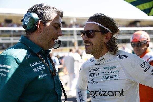 Formula 1 2022: Italian GP AUTODROMO NAZIONALE MONZA, ITALY - SEPTEMBER 11: Sebastian Vettel, Aston Martin, with his engineer during the Italian GP at Autodromo Nazionale Monza on Sunday September 11, ...